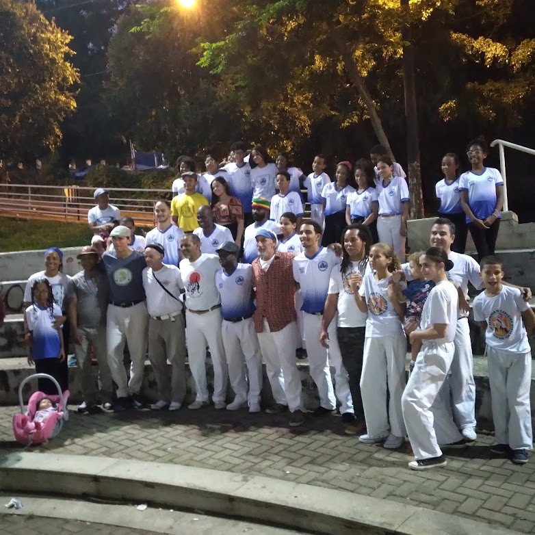 Grupo da Academia de Capoeira No Gueto Que Tem Dendê